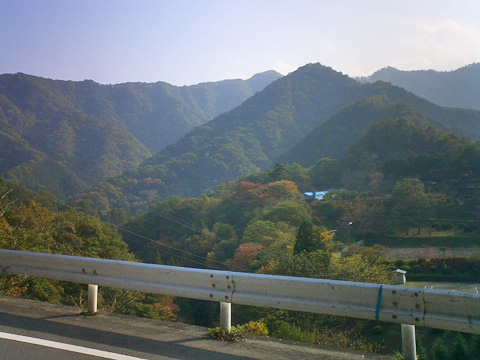 県道76号から西の山を望む