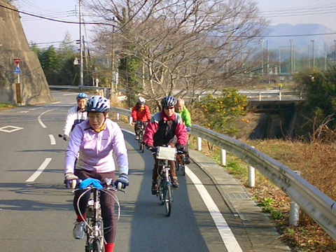 相川沿いを進む