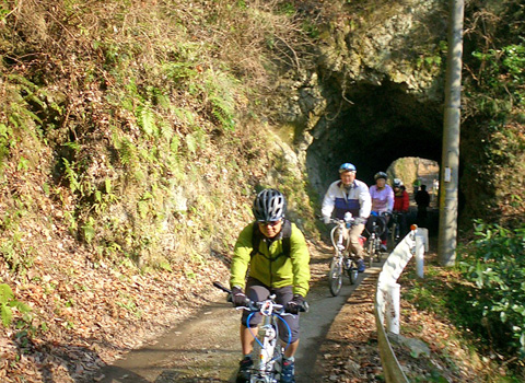 トンネルの先は下り？