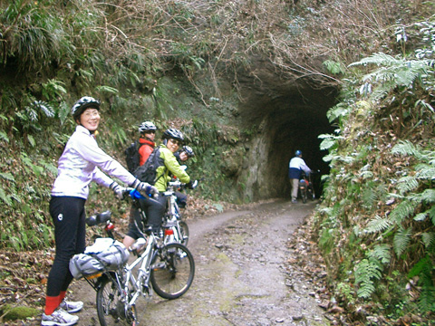 素掘りのトンネル