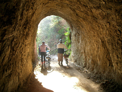 ゴツゴツとしたトンネルの岩肌