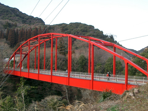 戸面原ダム湖に架かる橋