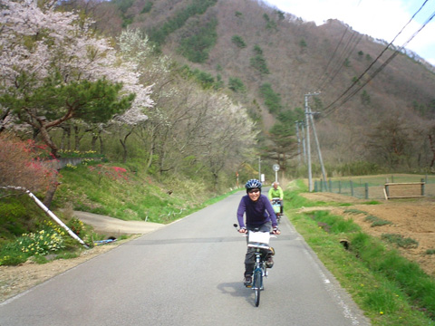 春の雰囲気の中を行く