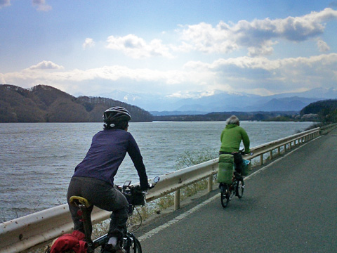 釜房湖の北岸を行く