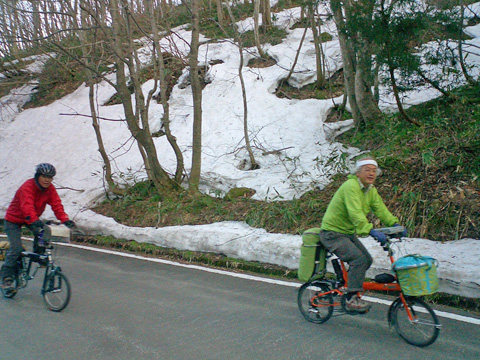 残雪の中、笹谷峠へ向かう