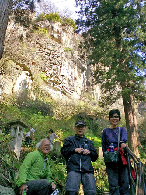 石段から蝉の声が染み込んだ岩を見る