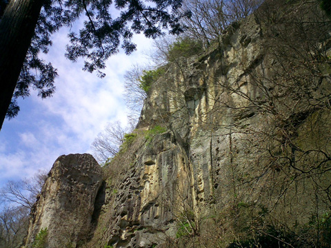 せみ塚から見上げた岩