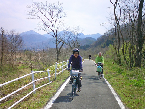 立谷川沿いを行く