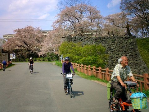 山形城の南門を出る