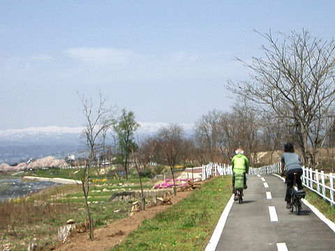 前方に朝日連峰