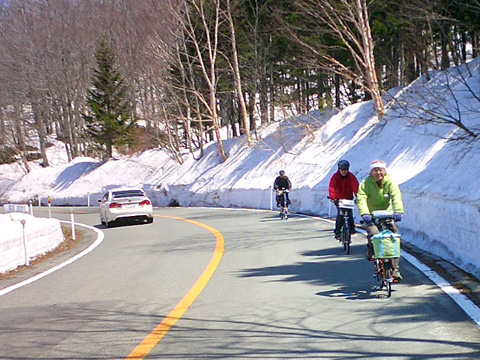 まだまだ雪の中を下る