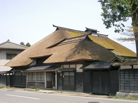 特徴ある屋根の民家