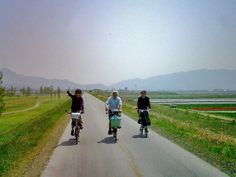 春めいた景色に春めいた陽気の中を飛ばす