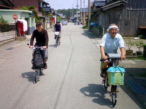 小さな集落を抜ける