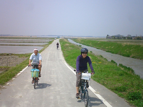 小川沿いを行く