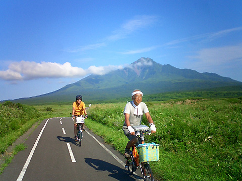 北部の自転車道から利尻富士を望む