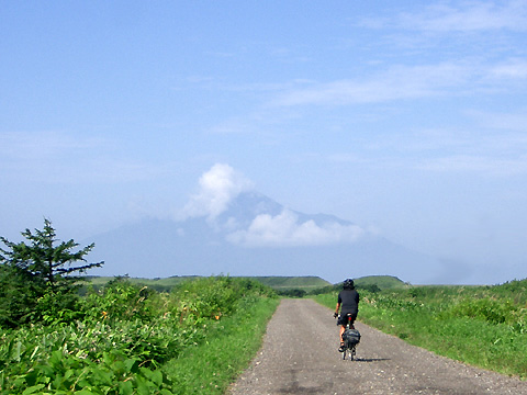 サロベツ原野から利尻富士を望む