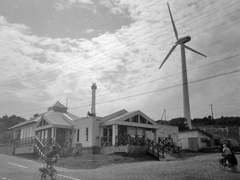 稚内公園の風車と足湯の建物、後ろに開基百年記念塔