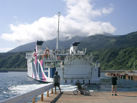 フェリーと雲に隠れた利尻富士