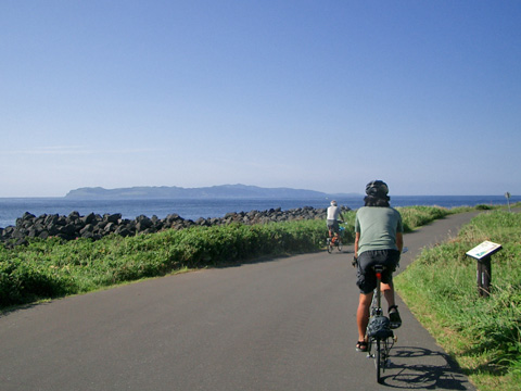沓形岬から礼文島を望む