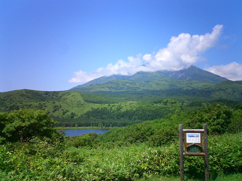 沼浦展望台から利尻富士とオタトマリ沼を望む