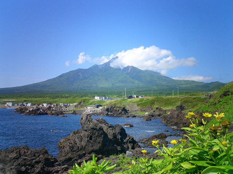 仙法志御崎公園から利尻富士を望む