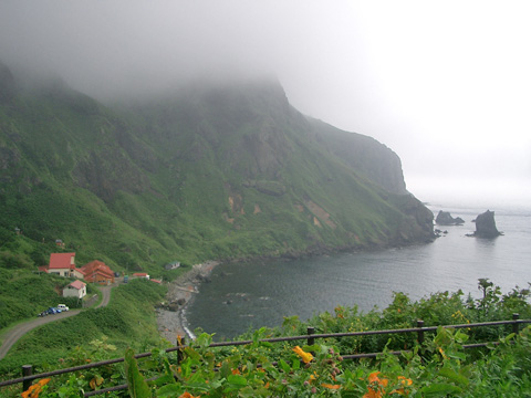 桃岩猫台より猫岩を望む