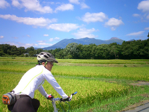 池田付近から茶臼岳を望む
