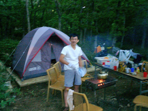 常設テントの前で