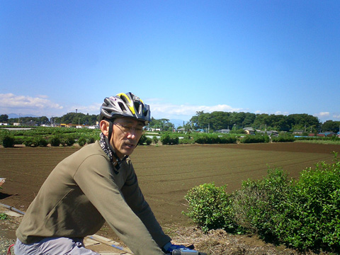 三富新田を行くムカエル