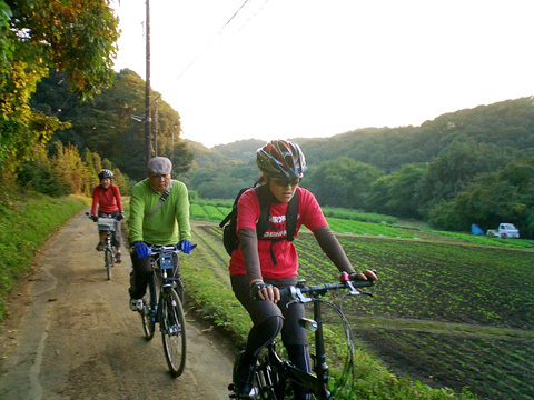 妙櫻寺裏の山間を行く