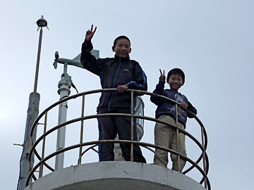 四季咲岬の灯台に案内してくれた子供たち