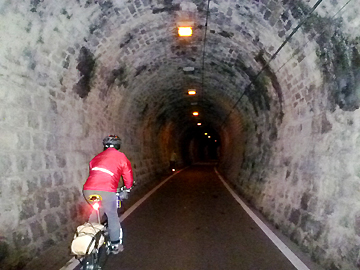 石造のトンネル
