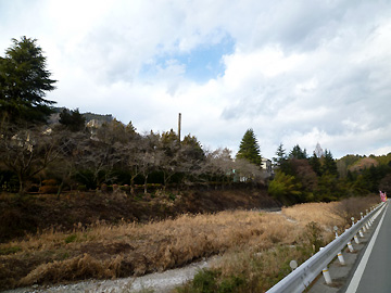 平井川とセメント工場