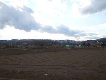 関東平野から山並みを見る