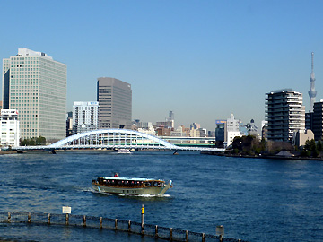 石川島から見る屋形船と永代橋