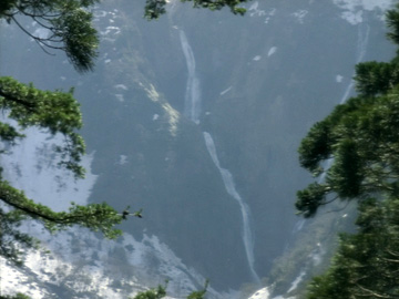 左に称名滝、正面にハンノキ滝、右にソーメン滝