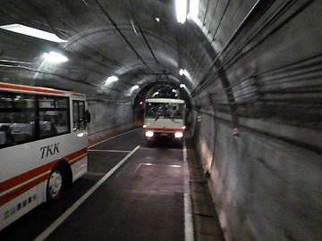 トンネルを走る立山トロリーバス