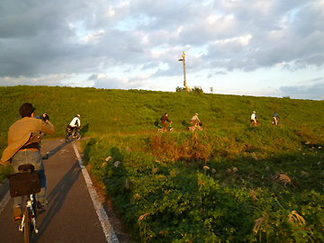 日没間近の自転車道