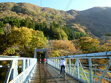 湯野上温泉郷前の吊橋