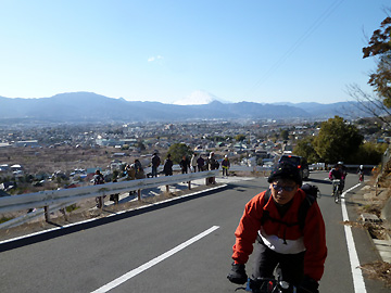 富士山をうしろにやまゆりラインを行く