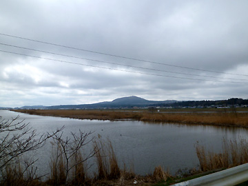 八郎潟の水路と寒風山