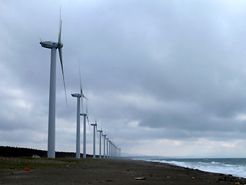 釜谷浜に並ぶ風車