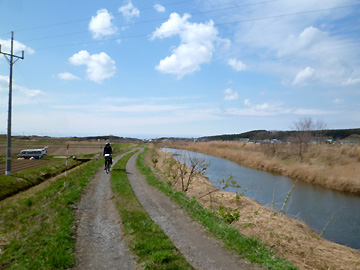 鳴沢川沿いを行く
