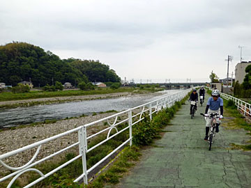 興津川沿いの自転車道を行くシロスキー