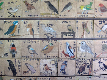 校舎裏側の壁に貼られた鳥の絵