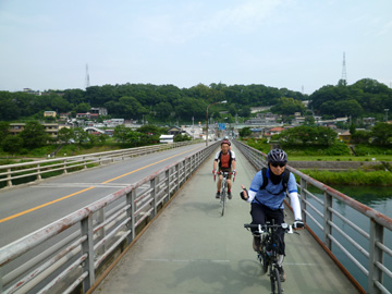 桂川橋を渡る