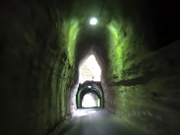 共栄橋入口の連続したトンネル