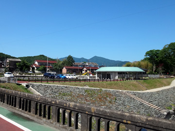 小川町駅付近から見る笠山