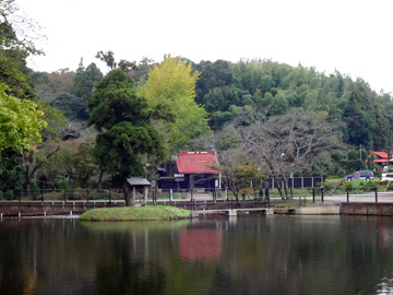 池の先の結縁寺
